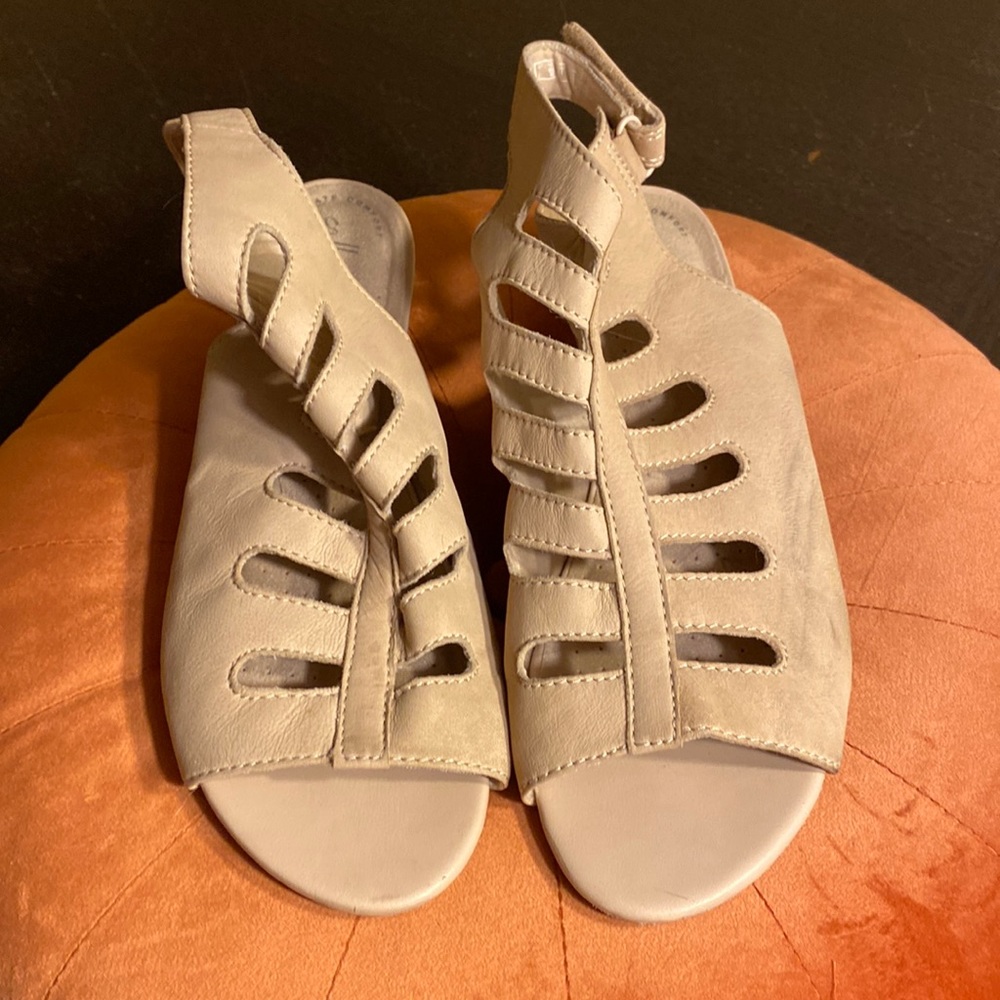 Clarks Ultimate Comfort low wedge sandal Sz 9.5